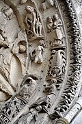Detalle de los signos del zodiaco en el portal izquierdo