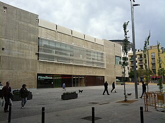 Fotografía del edificio contemporáneo de la Filmoteca en el barrio de El Raval