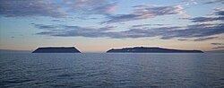 Islas Diómedes Mayor y Menor en medio del estrecho