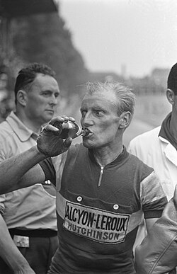 Ciclista del equipo Alcyon en una carrera histórica