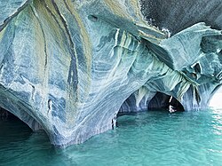 Formaciones rocosas de la Catedral de Mármol sobre el agua
