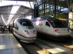 Trenes AVE y Avant estacionados