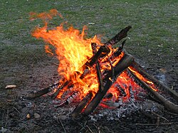 Una fogata encendida