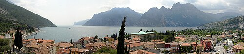 Paisaje del Lago de Garda bajo condiciones climáticas templadas