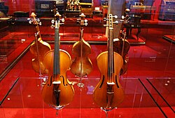 Exhibición de instrumentos históricos en museos especializados.