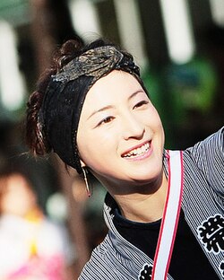 Ryōko Hirosue interpretando a Mika en el filme.