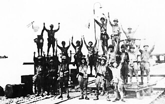 Infantería japonesa celebrando un desembarco exitoso en la isla de Java.
