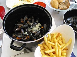 Plato de mejillones con patatas fritas