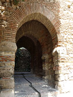 Arco de herradura apuntado en la Alcazaba de Málaga