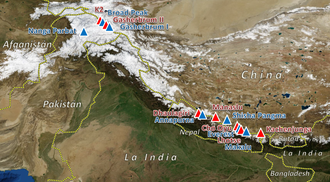 Localización de los catorce ochomiles sobre un mapa físico de Asia