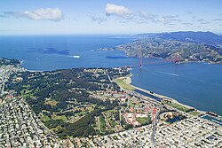 Vista aérea del Presidio de San Francisco junto al puente Golden Gate