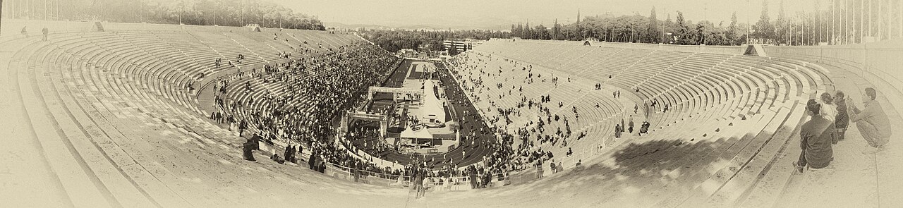 Llegada de los corredores del maratón en el Estadio Panathinaikó.