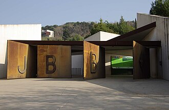 Detalle de la entrada y señalización del recinto botánico.
