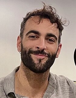 Marco Mengoni en 2021 durante un evento público