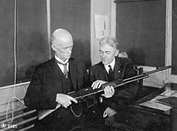John M. Browning y Burton discutiendo el diseño del BAR