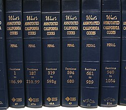Volúmenes de la edición comentada del Código Penal de California.