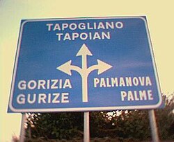 Señal de tráfico bilingüe en italiano y friulano