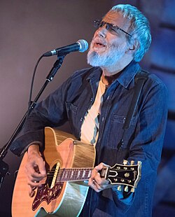 Yusuf actuando en vivo en Cardiff en 2015