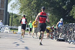 Zona de transición entre la carrera a pie y con bicicleta en duatlón.