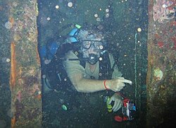Buzo explorando las aguas cristalinas de Curazao
