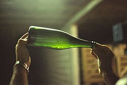 Botella de cava con sedimentos acumulados antes del degollamiento