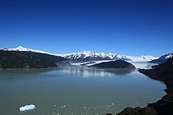 Lago Grey en el sur de Chile formado por derretimiento glaciar.