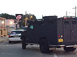 Vehículo del equipo SWAT operando frente a la discoteca Pulse