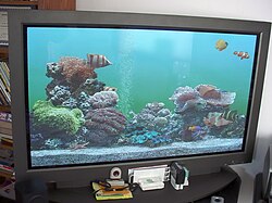 Vista general de una pantalla de plasma montada en un soporte.
