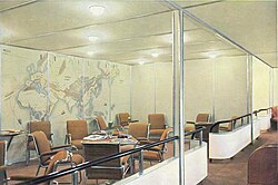 Salón del dirigible con un mapa del mundo pintado en la pared