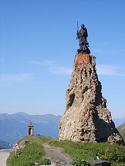 Estatua de San Bernardo de Menthon en la frontera
