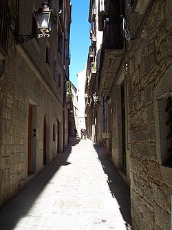 Calle de la Fuerza en el antiguo barrio judío de Gerona, España.