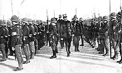 El rey Alfonso XIII pasando revista al Regimiento del Rey en 1916