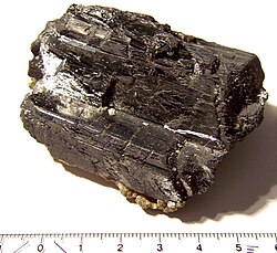 Espécimen mineral de wolframita oscuro.