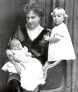 El infante Juan de Borbón de pequeño en brazos de su madre