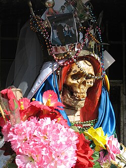 Primer plano de una estatua de la Santa Muerte fotografiada en Nuevo Laredo, Tamaulipas