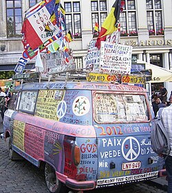 Un vehículo decorado con motivos psicodélicos, conocido como hippie móvil.