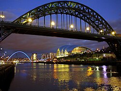 Tyne Bridge cruzando el río Tyne