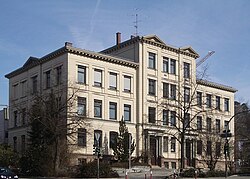 Vista frontal de un edificio escolar de la Realschule en Ravensburg.