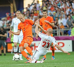 Jugador de la selección de fútbol de los Países Bajos en acción durante un partido en la Eurocopa.