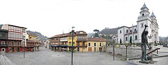 Plaza de Requejo, monumento al Escanciador de Sidra e iglesia de San Juan Bautista