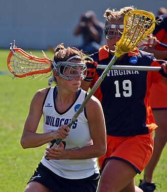 Jugadoras de lacrosse en un partido de la Liga Universitaria Estadounidense