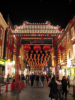 Decoraciones festivas en una calle de Chinatown durante el Año Nuevo Chino en 2004.