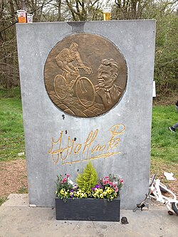 Monumento en honor a Jean Stablinski a la entrada del tramo