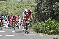 Ciclistas del equipo Burgos ascendiendo en una competición de ruta