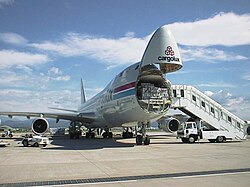 Avión de carga modelo Boeing 747-400F con la puerta de carga abierta