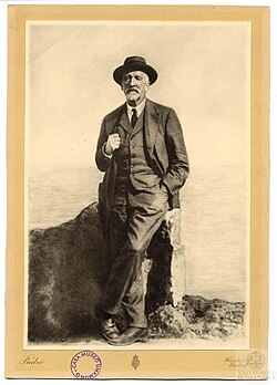 Retrato fotográfico de Manuel Bartolomé Cossío hacia 1920 por José Padró.