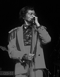 James Brown actuando en directo