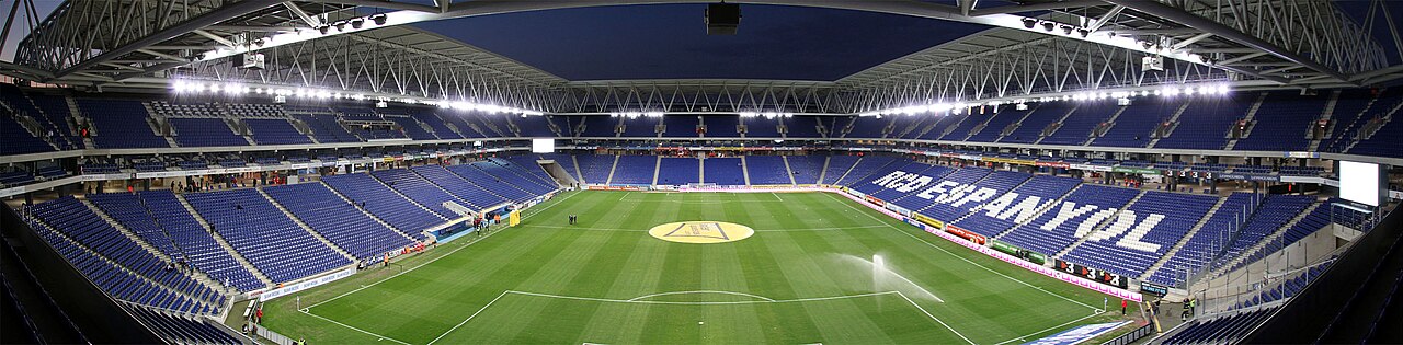 Gradas y césped del RCDE Stadium desde el interior