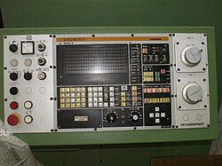 Consola de control numérico utilizada en máquinas herramientas modernas.