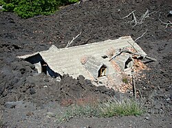 Casa destruida por la lava en el Etna